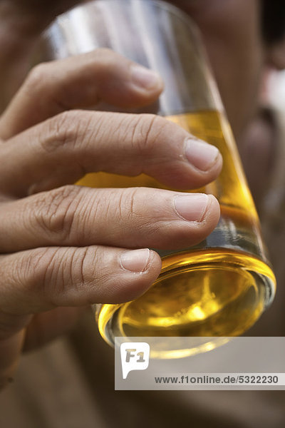 Hand hält Glas mit Cidre