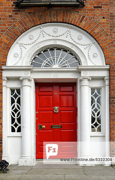 Rote Haustür an Reihenhaus am Merrion Park  Dublin  Republik Irland  Europa