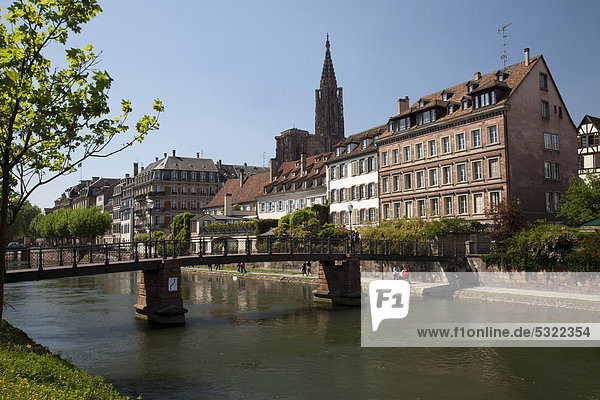 Altstadt mit Münster an der Ill-Promenade  Unesco-Weltkulturerbe  Straßburg  Elsass  Frankreich  Europa