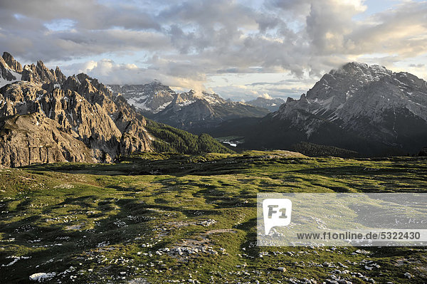 Bergpanorama Ausblick bei der Auronzohütte 2320m nach Süden Dolomiten Südtirol Italien Europa