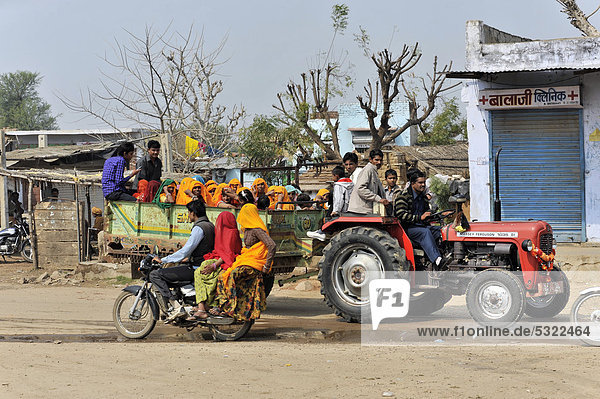 Indische Frauen kommen mit dem Traktor von der Feldarbeit  Chand Baori  Rajasthan  Nordindien  Indien  Südasien  Asien