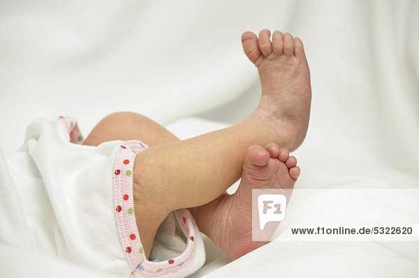 Füße von einem Neugeborenen  5 Tage nach der Geburt