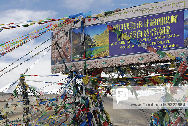 Gebetsfahnen  Lhakpa La Pass  Friendship Highway zwischen Lhatse und Tingri  Tibet  China  Asien