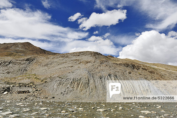 Gebirgslandschaft  Friendship Highway zwischen Lhatse und Tingri  Tibet  China  Asien