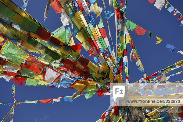 Gebetsfahnen  Tra La Pass  Friendship Highway zwischen Shigatse und Lhatse  Tibet  China  Asien