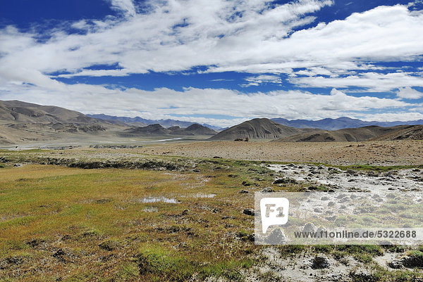 Landschaft nahe den heißen Quellen von Tsamda  Tingri Hochebene  Himalaya  Tibet  China  Asien