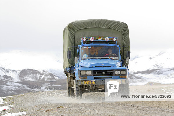 LKW  Thong La Pass  Friendship Highway  Himalayahauptkamm  Tingri Hochebene  Tibet  China  Asien