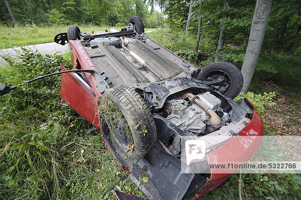 Ein roter Suzuki Swift liegt nach einem Verkehrsunfall auf der K 1209 beschädigt auf dem Dach  Lichtenwald  Baden-Württemberg  Deutschland  Europa