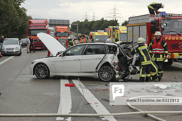Feuerwehr bei Bergungsarbeiten nach einem schweren Verkehrsunfall auf der A 81  Ludwigsburg  Baden-Württemberg  Deutschland  Europa