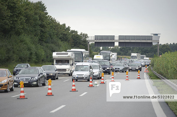 Stau nach einem schweren Verkehrsunfall auf der A 81  Ludwigsburg  Baden-Württemberg  Deutschland  Europa