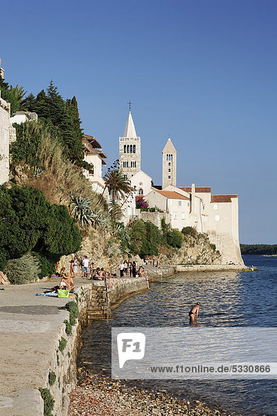 Blick auf zwei der vier Glockentürme der Stadt Rab  Insel Rab  Primorje-Gorski kotar  Kroatien  Europa