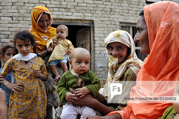 Women and children  Basti Lehar Walla village  Punjab  Pakistan  Asia