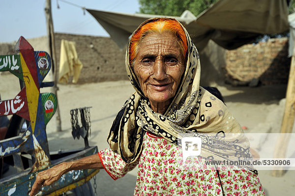 Portrait einer alten Frau  70 Jahre  mit rot gefärbten Haaren  Dorf Moza Sabgogat nahe Muzaffaragarh  Punjab  Pakistan  Asien