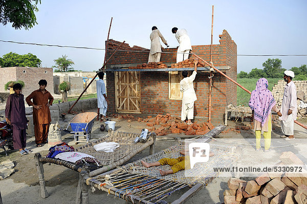 bauen Wohnhaus Gebäude Unglück Ziegelstein Vernichtung Flut Asien Pakistan Punjab
