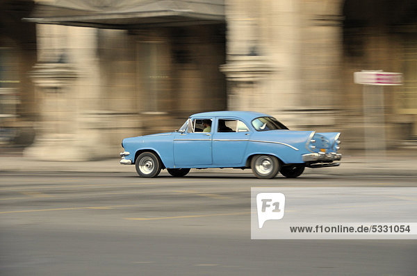 Altes Auto  Oldtimer  in der Altstadt von Havanna  Habana Vieja  Kuba  Karibik