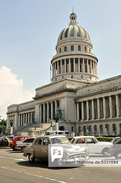 Havanna Hauptstadt Auto Wissenschaft Gebäude Retro frontal Karibik Hochschule Capitolio Kuba kubanisch Zuhause von
