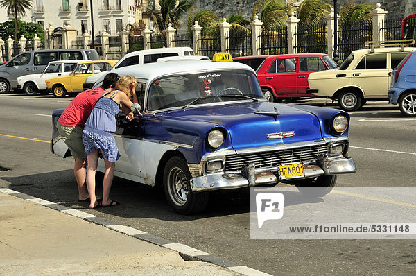 Altes Taxi  Oldtimer  an der Uferpromenade MalecÛn  Havanna  Kuba  Karibik