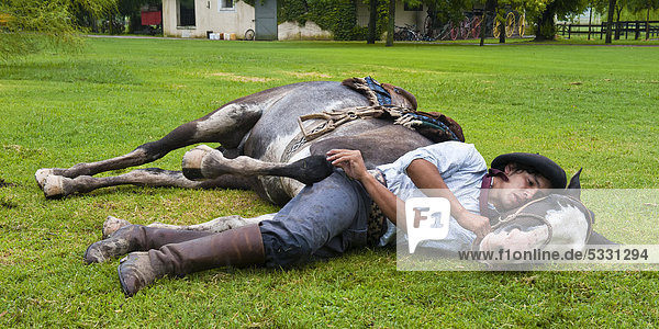Gaucho zeigt seine Geschicklichkeit mit seinem Pferd  San Antonio de Areco  Buenos Aires Provinz  Argentinien  Südamerika