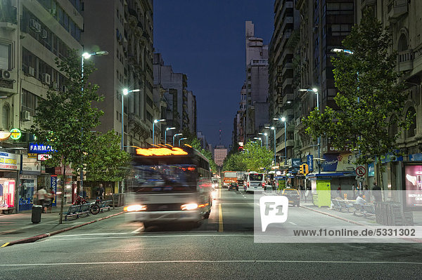 Montevideo Verkehr nachts  Uruguay  Südamerika