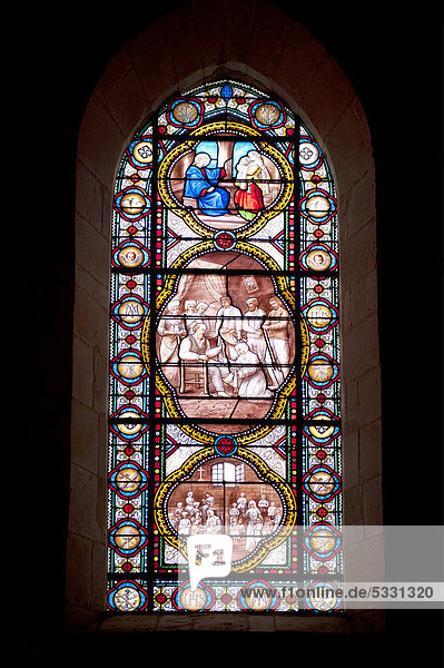 Buntes Kirchenfenster  St. Catherine Kirche  La Flotte  Ile de Re  Departement Charentes Maritime  Frankreich  Europa
