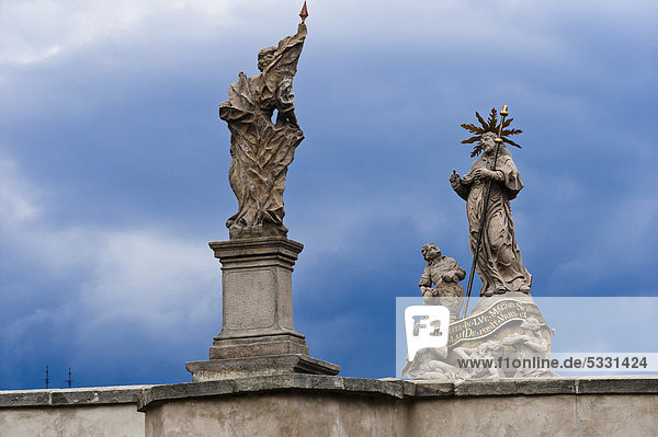 Steinfiguren auf gotischer Brücke  Klodzko  Niederschlesien  Kleinpolen  Polen  Europa  ÖffentlicherGrund