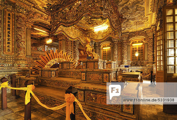 Kaiserstatue  Grabmal Kaiser Khai Dinh  Mausoleum  Hue  UNESCO-Weltkulturerbe  Vietnam  Asien