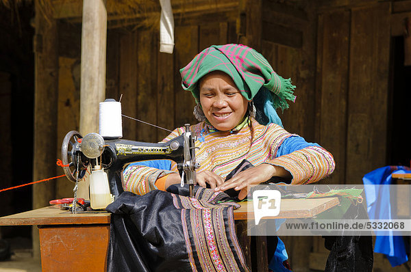 Frau der Hmong Volksgruppe beim Nähen  alte mechanische Nähmaschine  Provinz Lao Cai  Nordvietnam  Vietnam  Südostasien  Asien