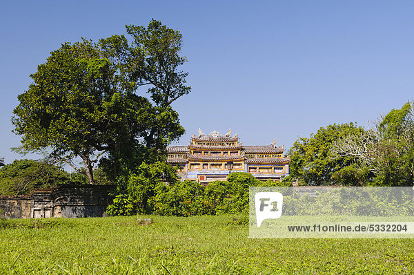 Wiese vor dem Eingangstor zum Generationentempel, The Mieu, Thai Hoa Palast, Kaiserpalast Hoang Thanh, Verbotene Stadt, Purpurstadt, Hue, UNESCO Weltkulturerbe, Vietnam, Asien