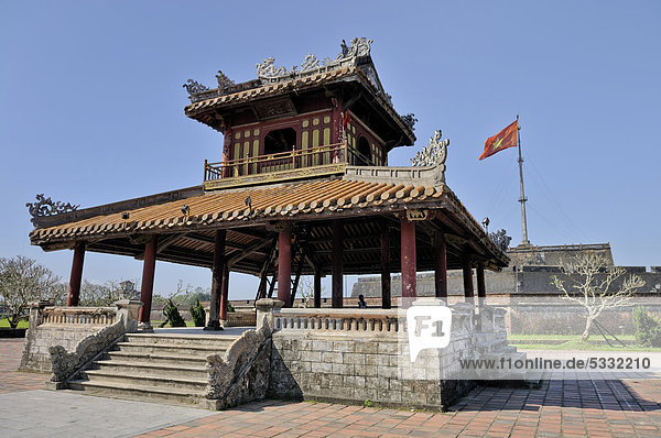 Pavillon vor der Zitadelle Kaiserpalast Hoang Thanh Verbotene Stadt Purpurstadt Hue UNESCO Weltkulturerbe Vietnam Asien