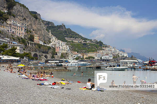 Europa Mensch Menschen Strand UNESCO-Welterbe Amalfi Amalfiküste Kampanien Italien