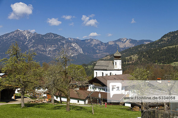 Dorf Wamberg bei Garmisch-Partenkirchen  Kirche St. Anna  Kramer  bayrische Alpen  Oberbayern  Bayern  Deutschland  Europa