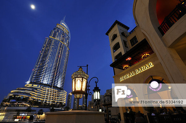 Abendstimmung  Luxushotel THE ADDRESS  63 Stockwerke  und Souk al Bahar  Downtown Dubai  Business Bay  Dubai  Vereinigte Arabische Emirate  Naher Osten  Asien
