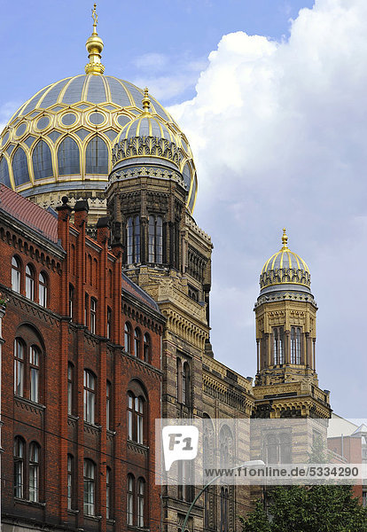 Kuppel und Zweiturmfassade  Neue Synagoge  Oranienburger Straße  Spandauer Vorstadt  Bezirk Mitte  Berlin  Deutschland  Europa