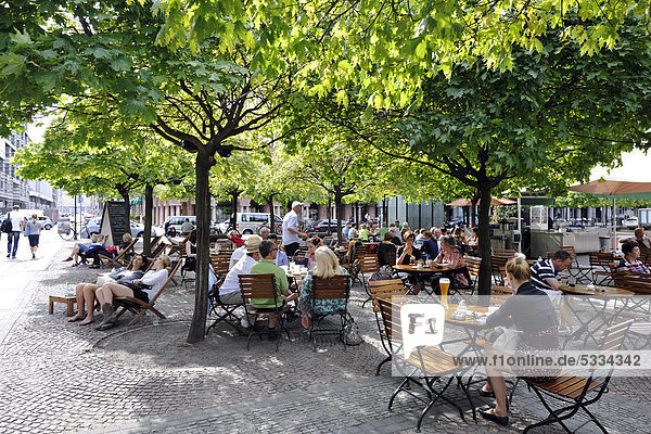 Outdoor cafe under linden trees in summer  Gendarmenmarkt square  Mitte district  Berlin  Germany  Europe