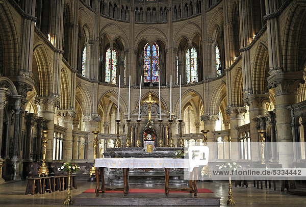 Altar und Chorraum  historische Glasfenster 12. Jahrhundert  Basilika Abtei Saint-RÈmi  UNESCO Weltkulturerbe  Reims  Champagne-Ardenne  Marne  Frankreich  Europa