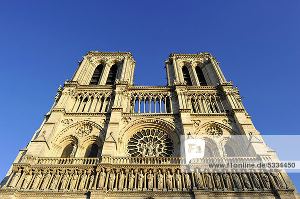 Westfassade  gotischer Figurenschmuck über Hauptportal  Kathedrale Notre-Dame de Paris  Ile de la CitÈ  Paris  Frankreich  Europa  ÖffentlicherGrund