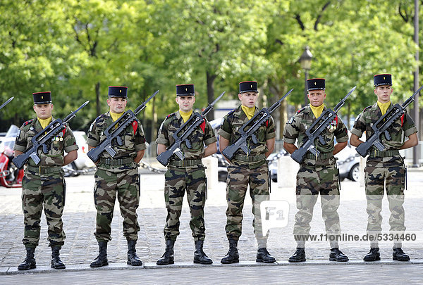 Ehrenwache  Soldaten der französischen Armee am Grabmal des unbekannten Soldaten  Place Charles de Gaulle  Paris  Frankreich  Europa  ÖffentlicherGrund