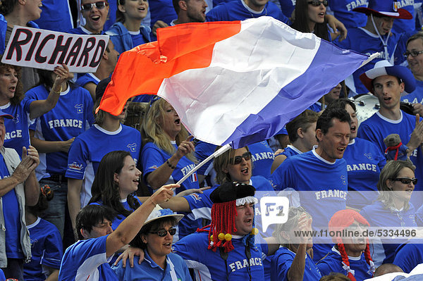 Französische Fans  Zuschauer  mit Flagge  Viertelfinale Davis Cup 2011  Stuttgart  Baden-Württemberg  Deutschland  Europa