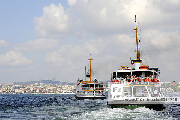 Fährschiffe auf dem Bosporus  Bogazici  Istanbul  Türkei