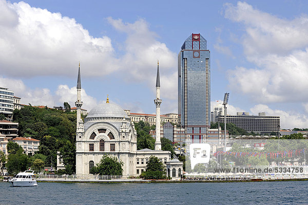 Moschee Dolmabahce Camii oder Benzmi Alem Valide Sultan Camii  Ritz Carlton Hotel  Besiktas  Bosporus  Bogazici  europäisches Ufer  Istanbul  Türkei