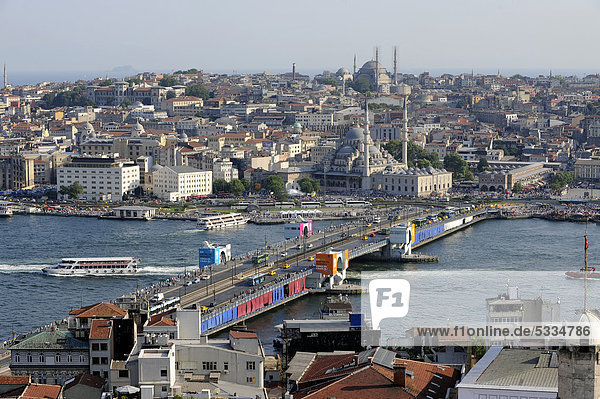 Blick vom Galata Turm auf Goldenes Horn  Halic  mit Galata Brücke  Galata Köprüsü und Altstadt mit Yeni Cami  Neue Moschee  Istanbul  Türkei