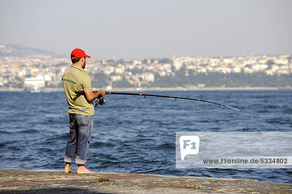 Angler am Bosporus  Bogazici  Stadtteil Karaköy  Istanbul  Türkei