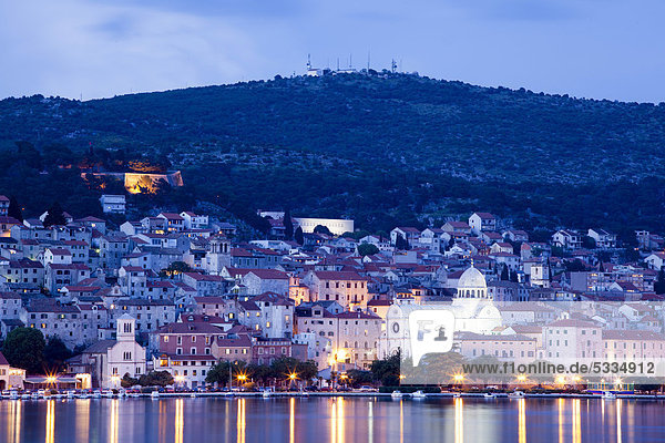 Nachtaufnahme  Stadtansicht mit Kathedrale Sveti Jakov  UNESCO-Weltkulturerbe  Sibenik  Dalmatien  Kroatien  Europa