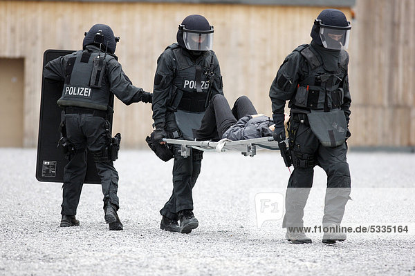 SEK Trupp evakuiert eine verletzte Geisel bei einer Übung  Trainingszentrum der Spezialeinheiten der Polizei NRW zur Ausbildung und Fortbildung von Spezialeinsatzkommandos  Hemer  Nordrhein-Westfalen  Deutschland  Europa