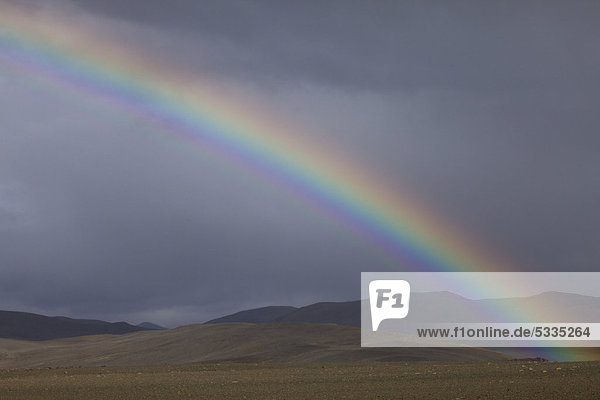 Regenbogen an der Hochlandroute Sprengisandur  Südisland  Island  Europa