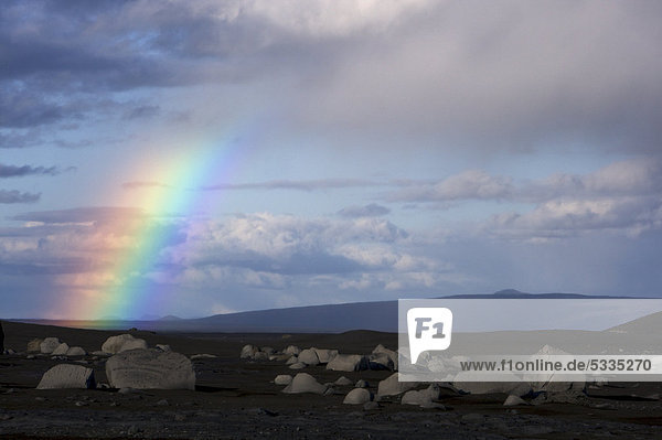 Regenbogen im Hochland  Island  Europa