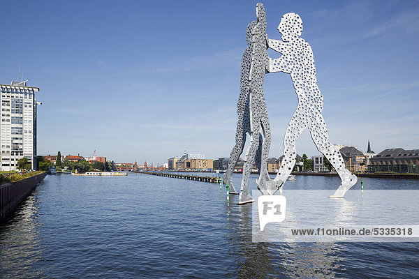 Molecule Man  Skulptur auf der Spree  Berlin  Deutschland  Europa