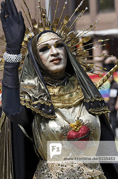 Drag-Queen Abajur kunstvoll kostümiert als Madonna mit Strahlenkranz Christopher Street Day Düsseldorf Nordrhein-Westfalen Deutschland Europa