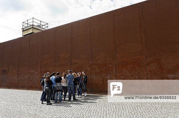 Besuchergruppe steht vor hoher Stahlwand  Gedenkstätte Berliner Mauer  Bernauer Straße  Berlin-Mitte  Deutschland  Europa