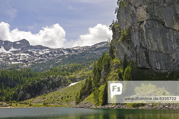 Berglandschaft am Krn-See Nationalpark Triglav Slowenien Europa